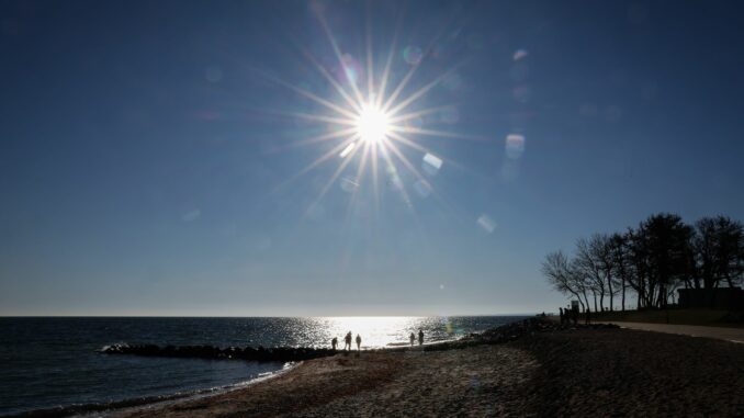 Sonne an der Ostsee Schleswig-Holstein war diesen Winter eine der mildesten Regionen in Deutschland (Archivbild).