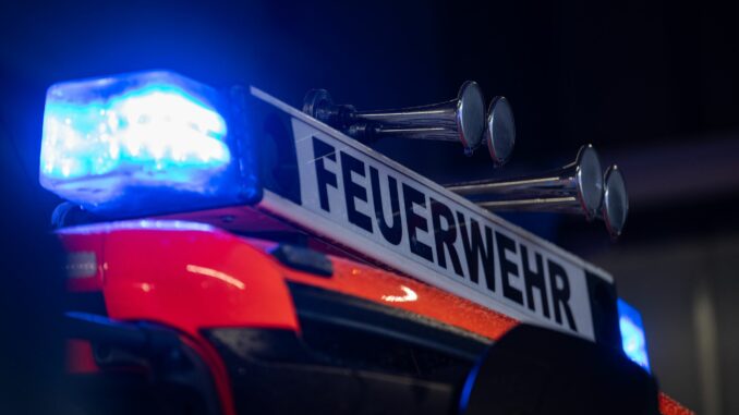 Feuerwehr Zwei Transporter eines Paketdienstes stehen in der Nacht zu Sonntag in Flammen. (Symbolbild)