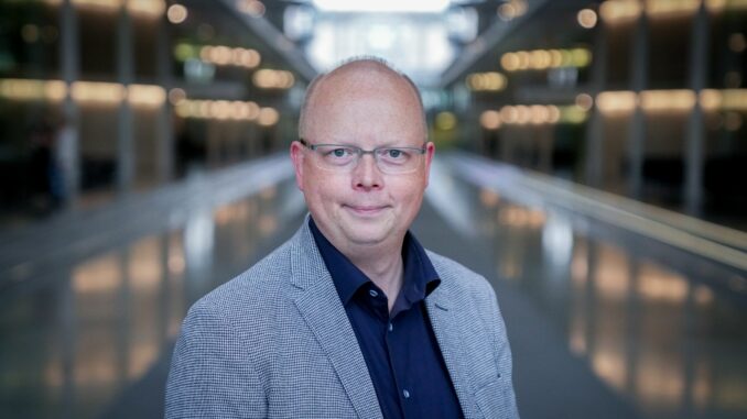 SSW-Bundestagsabgeordneter Stefan Seidler Der SSW setzt sich für eine bessere Bahn im Norden ein.