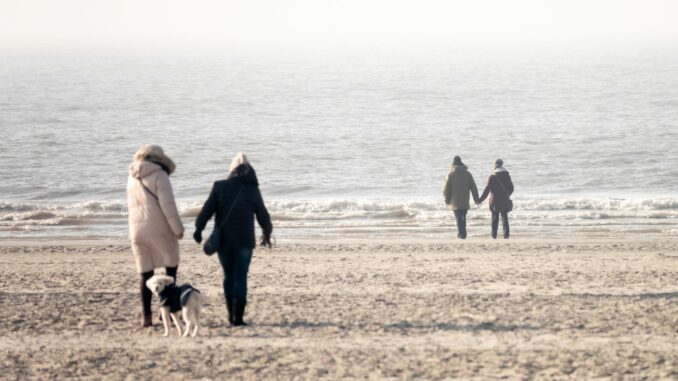 Schönes Wetter in St. Peter Ording Ausgedehnte Spaziergänge und Wellnessangebote bieten ruhige Abwechslung für Gäste aus den Karnevalshochburgen (Archivbild).