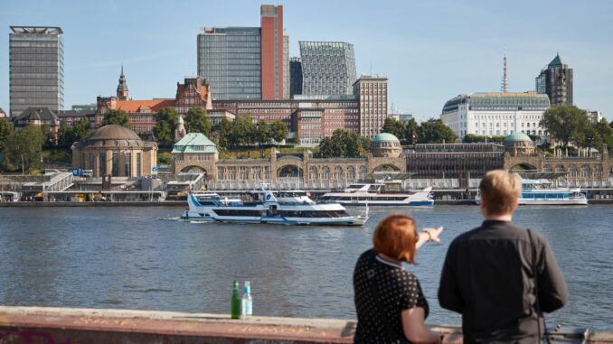 Hamburger Hafen Im vergangenen Jahr verzeichnete die Hamburger Tourismusbranche etwas mehr Übernachtungen. (Archivbild)