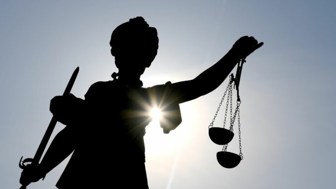 Justizia im Gegenlicht Zwei Heranwachsende standen vor Gericht, das sie mit Geldautomatensprengungen unter anderem einen Millionenschaden verursacht haben. (Symbolbild)