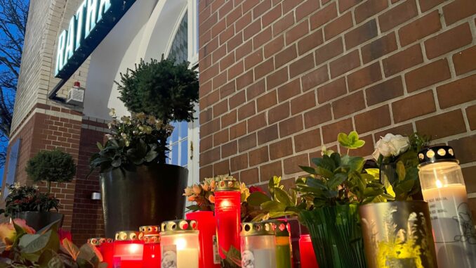 Tod von Sylts Ex-Bürgermeister Häckel Nach dem plötzlichen Tod des Sylter Bürgermeisters stellten zahlreiche Menschen auf Sylt Grablichter, Blumen und Karten vor dem Rathaus auf. (Archivbild)