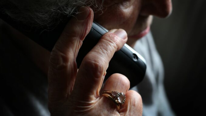 Ältere Frau telefoniert Schockanrufer haben eine 81-Jährige in Kiel um eine hohe Bargeldsumme gebracht. (Symbolbild)