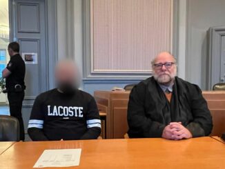 Nach einem eskalierten Streit vor einem Café in Rendsburg ist ein 35-Jähriger wegen versuchtem Totschlag angeklagt.