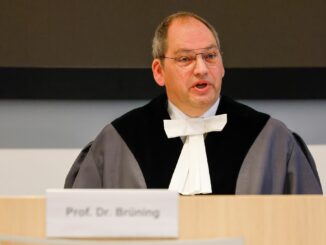 Der Präsident des Landesverfassungsgericht und die anderen Richterinnen und Richter prüfen die Notkredit-Praxis des Landes.