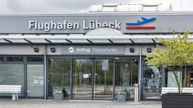 Flughafen Lübeck Vor zehn Jahren hat die Fluggesellschaft Ryanair den Flughafen Lübeck verlassen. Mit dem Sommerflugplan 2025 kehrt sie zurück und fliegt von Lübeck aus nach London, Malaga und Mallorca. (Symbolfoto)