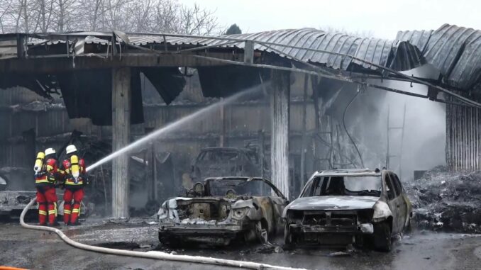 Brand in Bad Segeberg Mehrere Fahrzeuge und Gummireifen brannten in einem Reifenhandel in Bad Segeberg.