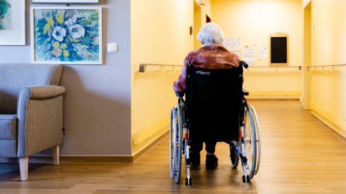 Im Senioren-Pflegeheim Pflegebedürftige und ihre Angehörigen müssen mehr fürs Pflegeheim zahlen. (Symbolbild)