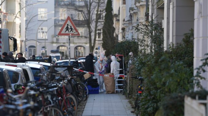 Tote Frau in Hamburger Wohnung gefunden Gegen den mutmaßlichen Täter hat das Amtsgericht einen Haftbefehl wegen Totschlags erlassen.