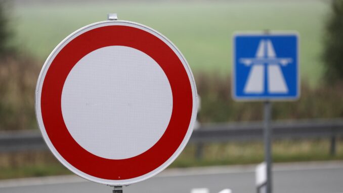 Sperrung einer Autobahn Die Anschlussstelle Eutin der A1 wird in der Nacht zum 1. März gesperrt. Für einen Großraumtransport müssen Leitplanken abgebaut werden.