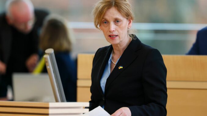 Landtag Schleswig-Holstein Bildungsministerin Karin Prien (CDU) verteidigte die geplanten Verwaltungsgebühren.