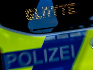 Die Polizei bittet darum, die Fahrweise an das Wetter anzupassen. (Symbolbild)