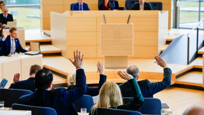 Landtag Schleswig-Holstein Der Landtag fordert ein schärferes Vorgehen gegen Schiffe der russischen Schattenflotte.