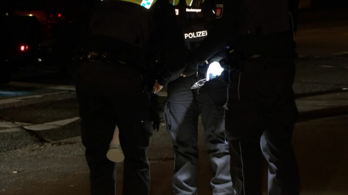 Nach Autounfall: Mann greift mit Messer an Nach einem Autounfall soll ein Mann einen anderen Unfallbeteiligten mit einem Messer angegriffen haben.