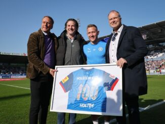 Noch am Samstag für sein 100. Pflichtspiel für Holstein Kiel geehrt, einen Tag später den Abschied angekündigt: Holstein-Kapitän Lewis Holtby (2.v.r.).