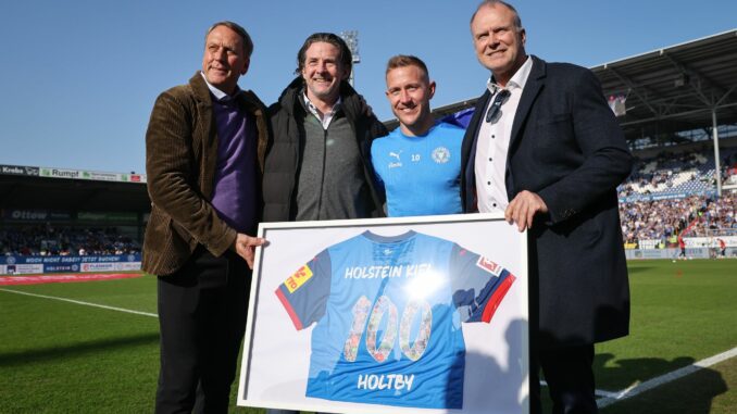 Holstein Kiel - VfB Stuttgart Noch am Samstag für sein 100. Pflichtspiel für Holstein Kiel geehrt, einen Tag später den Abschied angekündigt: Holstein-Kapitän Lewis Holtby (2.v.r.).