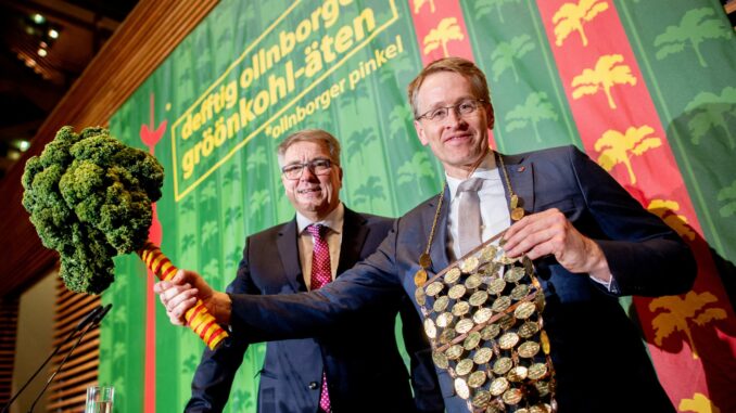 „Defftig Ollnborger Gröönkohl-Äten“ in Berlin Neuer Grünkohlregent: Daniel Günther (CDU, r.)