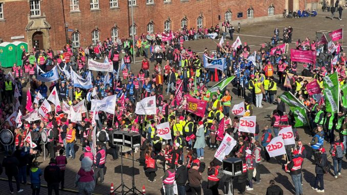 Warnstreiks im öffentlichen Dienst - Kiel In Kiel zogen Beschäftigte des öffentlichen Dienstes bei einem Warnstreik durch die Stadt.