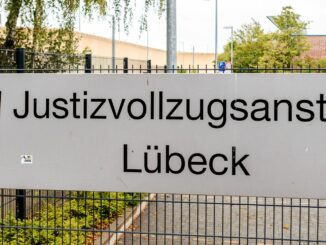 Ein 25 Jahre alter Gefangener ist leicht verletzt worden, als Kleidungsstücke in seiner Zelle in der Justizvollzugsanstalt Lübeck in Brand geraten sind. (Symbolbild)