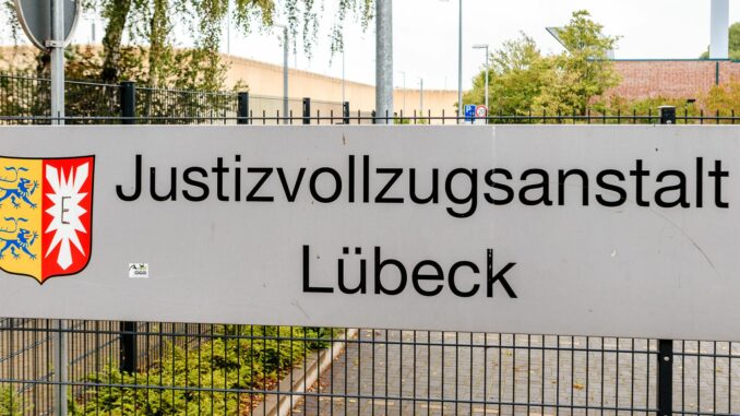 Justizvollzugsanstalt Lübeck Ein 25 Jahre alter Gefangener ist leicht verletzt worden, als Kleidungsstücke in seiner Zelle in der Justizvollzugsanstalt Lübeck in Brand geraten sind. (Symbolbild)