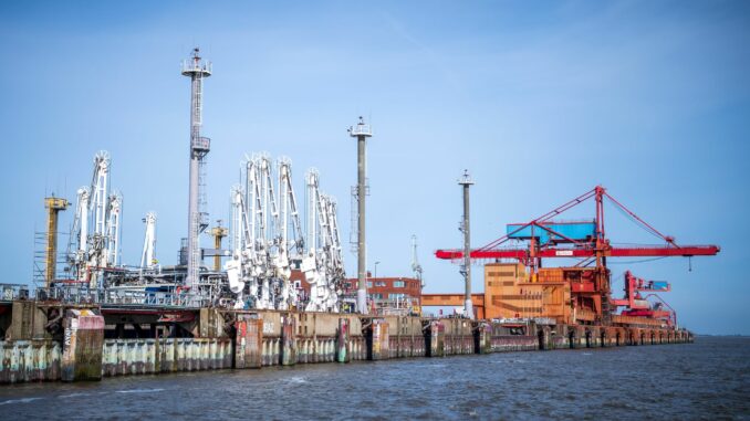 Stader Hafen Am Stader Hafen sollte eigentlich schon LNG importiert werden. (Archivbild)