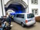 Vor dem Start des Gerichtsprozesses gegen die ehemalige RAF-Terroristin Daniela Klette ist die Angeklagte mit einem Transporter aus dem Gefängnis zum Oberlandesgericht Celle gebracht worden.