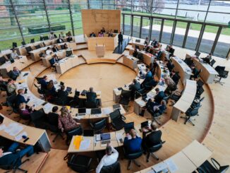 Die Abgeordneten beschäftigen sich mit Arbeitszeiterfassung für Lehrer.