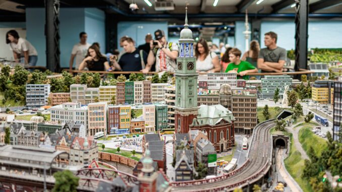 Besucher im Miniaturwunderland Für einen Besucher dürfte der Ausflug ins Hamburger Miniatur Wunderland am 7. März 2025 ein unvergesslicher Tag werden. (Archivbild)