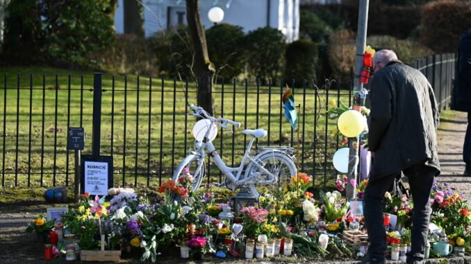 Mahnwache nach Unfalltod von Siebenjährigem in Hamburg-Volksdorf Das Kind war am Dienstagmorgen - begleitet von seinem Vater - auf dem Rad unterwegs.
