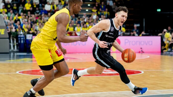 EWE Baskets Oldenburg - Hamburg Towers Hamburgs Brae Ivey (r) im Duell mit Oldenburgs Mouhamed Barro.