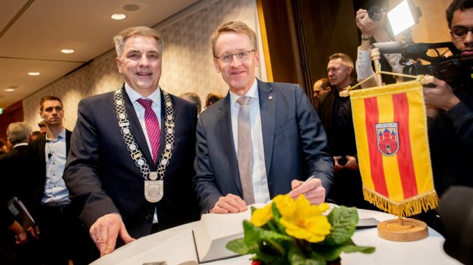 „Defftig Ollnborger Gröönkohl-Äten“ in Berlin Neuer Grünkohlkönig: Daniel Günther (CDU, rechts)