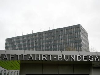 Weniger Verkehrssünder aus Hamburg beim KBA registriert. (Archivbild)