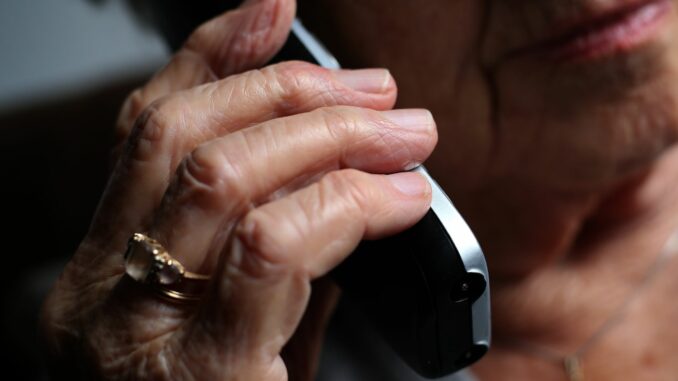 Seniorin am Telefon Eine 98-Jährige wurde von einem Mann angerufen, der sich als Polizeibeamter ausgab. (Symbolbild)