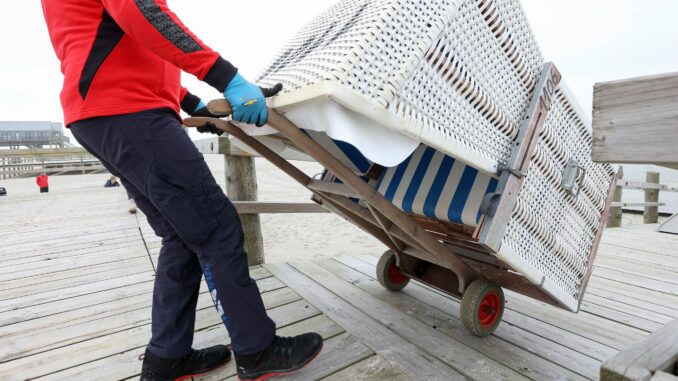 St. Peter-Ording startet in die Strandkorbsaison In St. Peter-Ording werden die ersten Strandkörbe aufgestellt. (Archivbild)