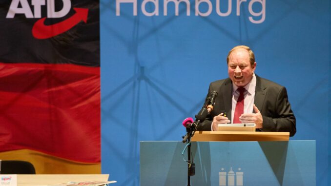 Dirk Nockemann spricht in Hamburg-Heimfeld AfD-Landeschef Nockemann verurteilt einen Buttersäure-Anschlag auf die Wohnung eines Bürgerschaftskandidaten seiner Partei als «linken Terror».