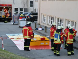 Die Feuerwehr überprüft einen verdächtigen Briefumschlag.