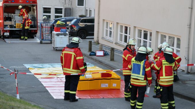 Polizei und Feuerwehreinsatz am UKSH in Kiel Die Feuerwehr überprüft einen verdächtigen Briefumschlag.