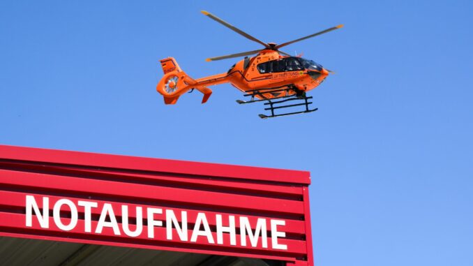 Kind ins Krankenhaus geflogen Ein Zehnjähriger ist bei einem Unfall mit einem Streifenwagen schwer verletzt worden. (Illustration)