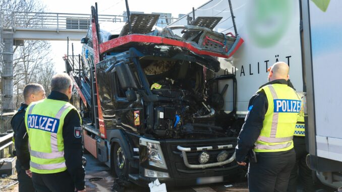 LKW-Unfall auf der A1 Bei dem Unfall mit drei Lkw wird ein Mensch schwer verletzt.