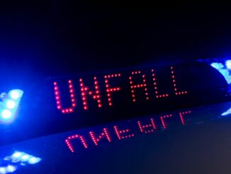 Die Fahrgäste des Busses blieben weitgehend unverletzt. (Symbolbild)