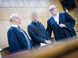 Der Angeklagte wurde zu siebeneinhalb Jahren Haft verurteilt. Sein Verteidiger Matthias Waldraff (rechts) hatte eine mildere Strafe gefordert. (Archivbild)