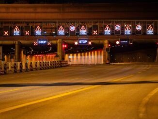 Der wegen eines Ausstands in der Tunnelbetriebszentrale komplett gesperrte Elbtunnel soll um 6.30 Uhr wieder geöffnet werden.