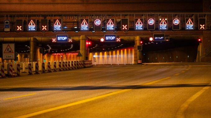 Elbtunnel in der Nacht gesperrt Der wegen eines Ausstands in der Tunnelbetriebszentrale komplett gesperrte Elbtunnel soll um 6.30 Uhr wieder geöffnet werden.