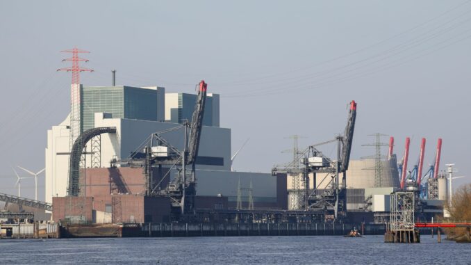 Hafen Hamburg Blick auf die Kesselhäuser des stillgelegten Kohlekraftwerks Moorburg.
