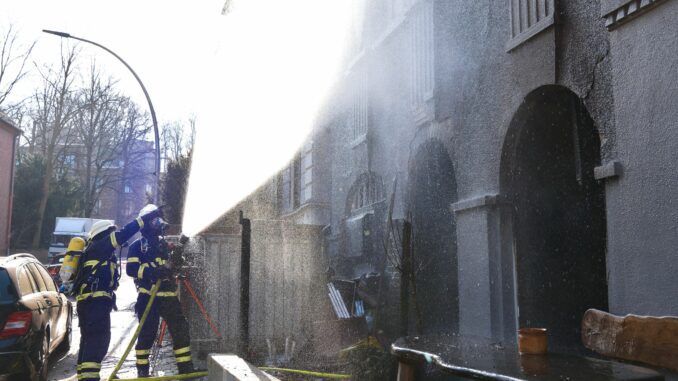 Verletzte nach Theaterbrand in Harburg Die Hamburger Feuerwehr hat einen Brand in einem kleinen Theater in Stadtteil Harburg gelöscht.