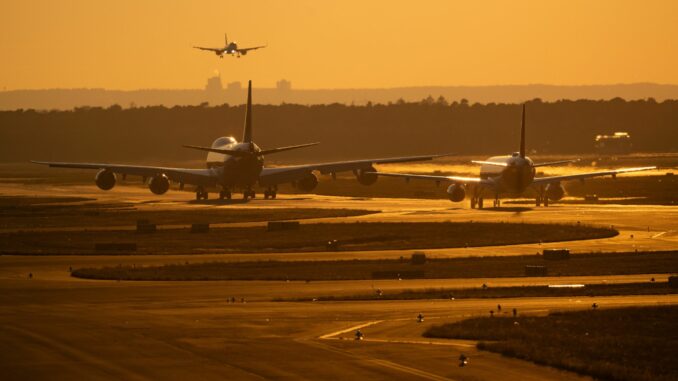 Flughafen in der Abendsonne Für elf Flughäfen ist ein Warnstreik der Beschäftigten im öffentlichen Dienst angekündigt. (Archivbild)