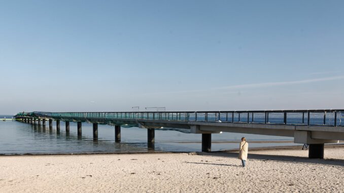 Arbeiten an Seebrücke in Scharbeutz gehen voran Die neue Seebrücke von Scharbeutz ist mit 276 Metern 16 Meter länger als ihre Vorgängerin. Ungünstige Witterung hatte ihre eigentlich schon für Sommer 2024 geplante Fertigstellung mehrfach verzögert.