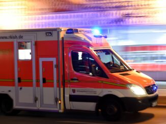 Bei einem Unfall auf der A21 werden vier Menschen schwer verletzt. (Symbolfoto)
