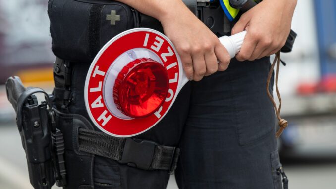 Grenzkontrollen Bundespolizei an A8 Bei einer Verkehrskontrolle an der Autobahn 1 wurden drei Polizisten verletzt. (Symbolbild)